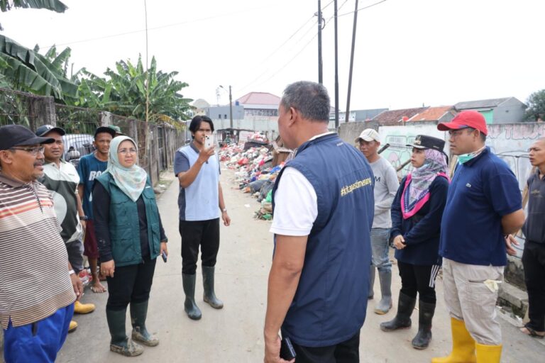 Tri Adhianto Instruksikan Dinas LH Segera Angkut Sampah di Titik-Titik Terdampak Banjir