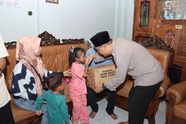 Kapolres Kebumen Berikan Kaki Palsu kepada Syahira Putri dalam Patroli Ngabuburit
