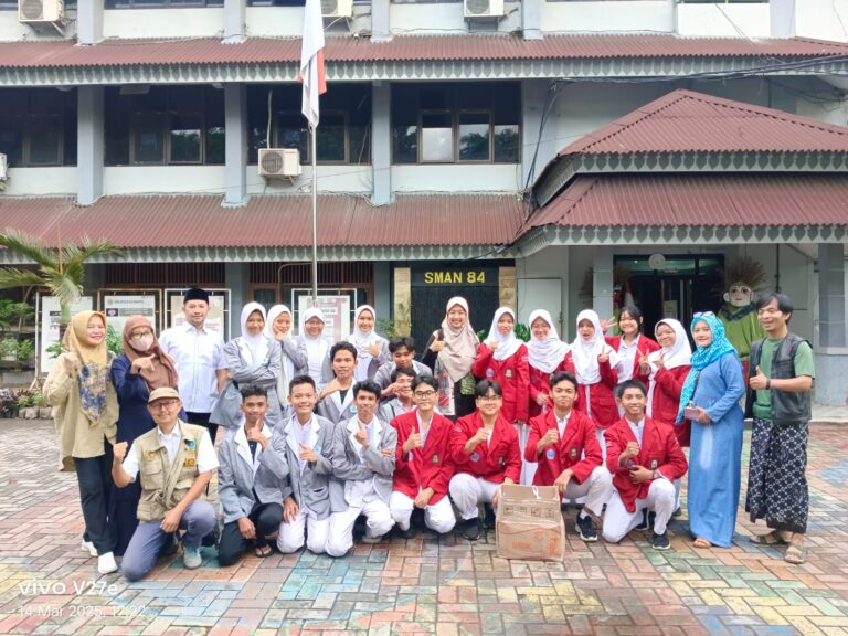 Kolaborasi ILUNI ,OSIS dan ROHIS SMA SMAN 84 Jakarta ,Bagikan Ta’jil Gratis