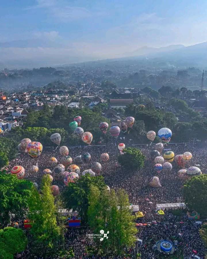 Ribuan Warga Wonosobo Saksikan Pesta Balon Udara di Lapangan Wonosobo