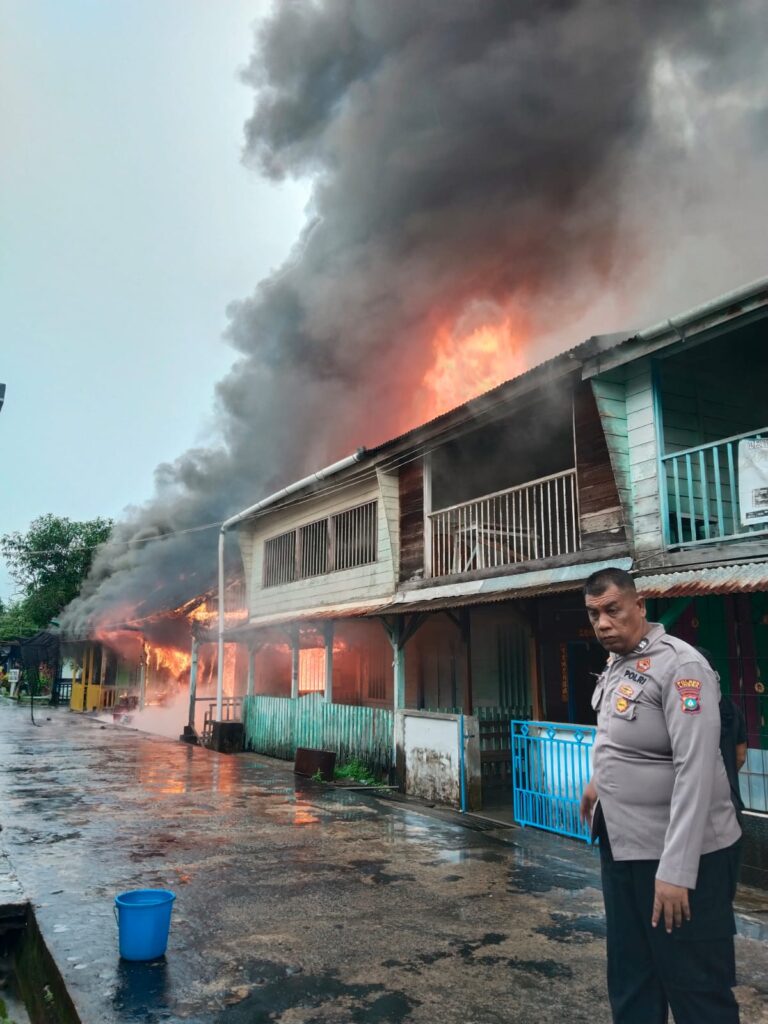 Kapolsek senayang bersama anggotanya gerak cepat tangani Turun Langsung kelokasi Padamkan Api Kebakaran Tujuh Rumah Warga hangus,