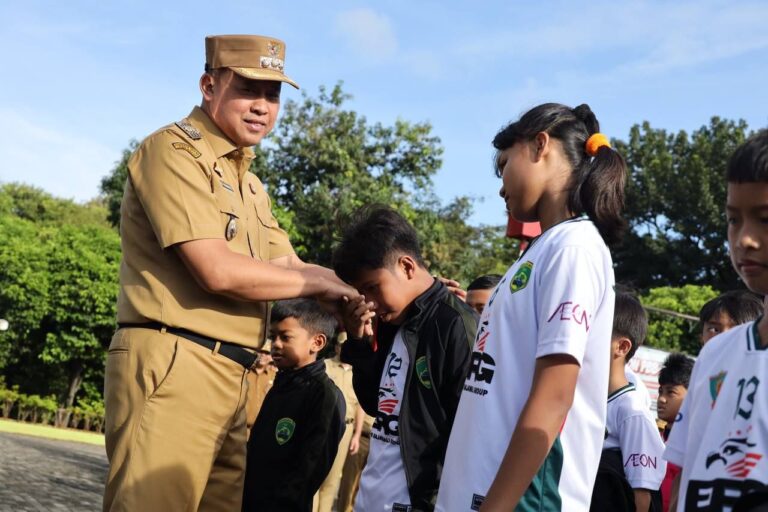 Wali Kota Bekasi Tri Adhianto Resmi Melepas Tim Sepak Bola Kota Bekasi