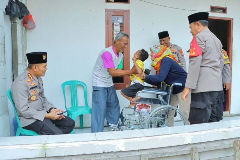 Polres Metro Bekasi Berikan Bantuan Kursi Roda untuk Lansia dan Penderita Cerebral Palsy