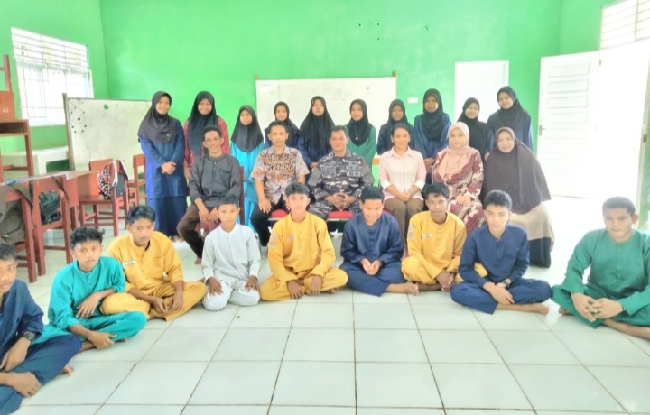 Danposal Pulau Lalang Peltu Agus S, kunjungi ke SMPN 01 Singkep selatan untuk memberi penyuluhan dan Sosialisasi masa depan Putra-Putri yang mau bergabung di TNI AL.