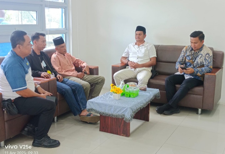 Camat dan Kades Pulau Lalang mengunjungi PT PLN persero ULP Dabo Singkep. pertayakan kapan ketersediaan Listrik di pulau Lalang.