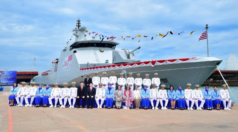 Tingkatkan Penggunaan Produk Dalam Negeri, Kasal Pimpin Delivery Ceromony KRI Bung Hatta-370 di Batam