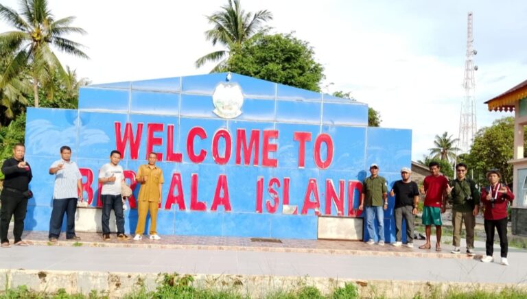 Rombongan Kepala Dinas Pariwisata Kabupaten Lingga berkunjung ke wisata Pulau Berhala,