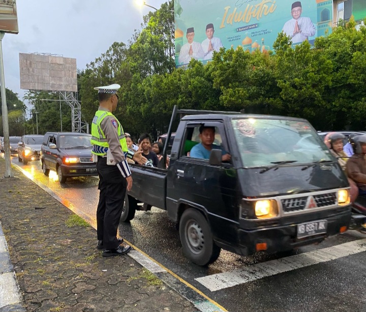 POLDA KALBAR LAKSANAKAN PENGAMANAN ARUS BALIK MUDIK LEBARAN.