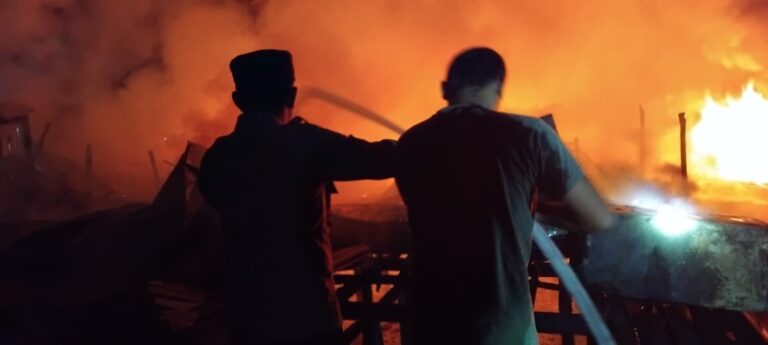 Koramil 06 Senayang, Danramil, Lettu Ifn Amsizal, Bersama Anggotanya Padamkan Api, bersama warga senayang,
