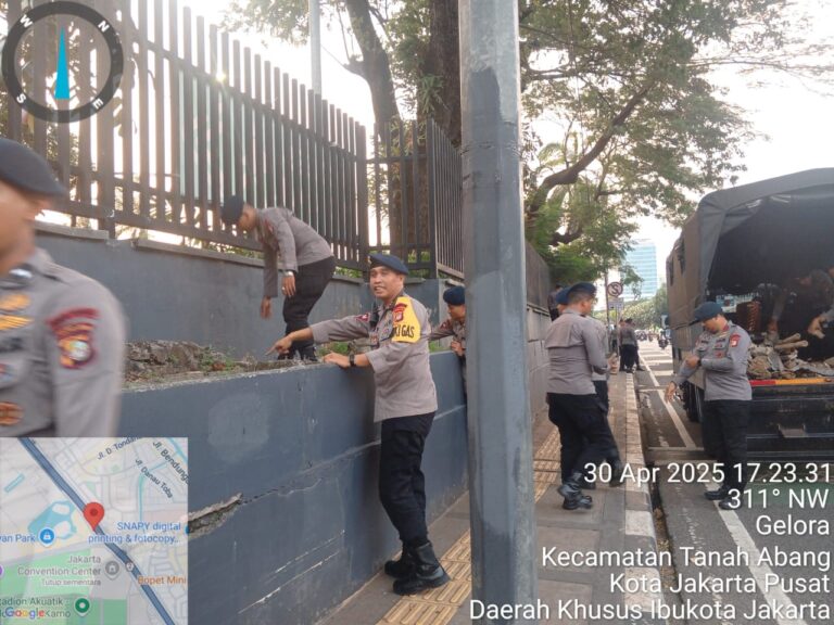 Brimob Polda Metro Sisir Sejumlah Titik Sekitar Komplek DPR/MPR