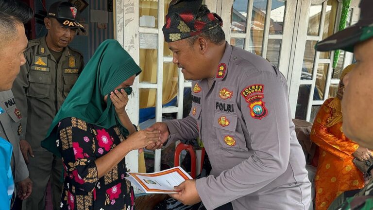 AKBP Pahala Martua Nababan, S.H., S.I.K., M.H., Salurkan Bantuan Sembako dan Santunan kepada Korban Kebakaran di Senayang”