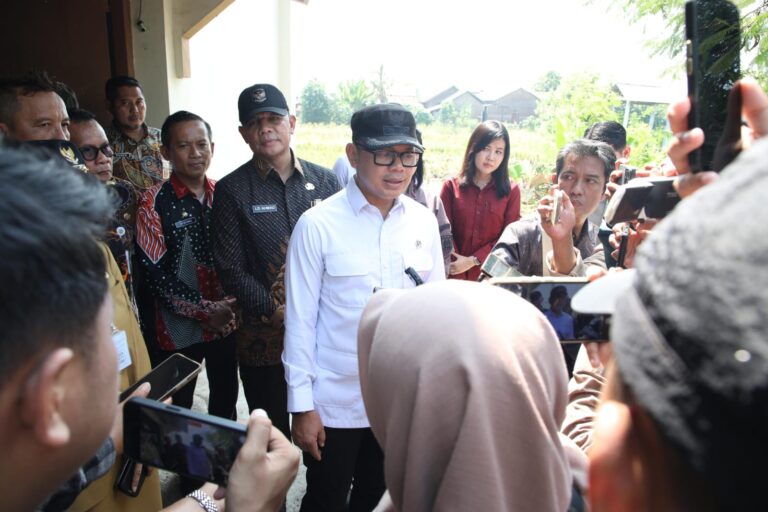 Kunjungi Desa Margorejo Kendal, Wamendagri Bima Arya Apresiasi Pendirian Kopdes Merah Putih yang Bersinergi dengan BUMDes