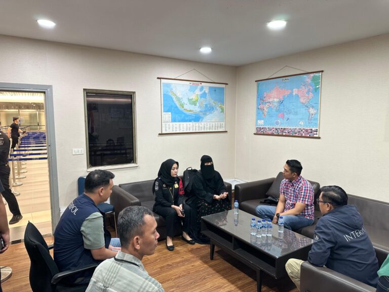 DITRESKRIMUM POLDA KEPRI TANGKAP BURONAN RED NOTICE KASUS PENGGELAPAN 2 MILIAR RUPIAH