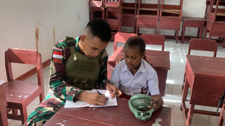 Tidak Hanya Menjaga Perbatasan, Satgas Yonif 131/Brajasakti Juga Bantu Cerdaskan Anak-Anak Papua