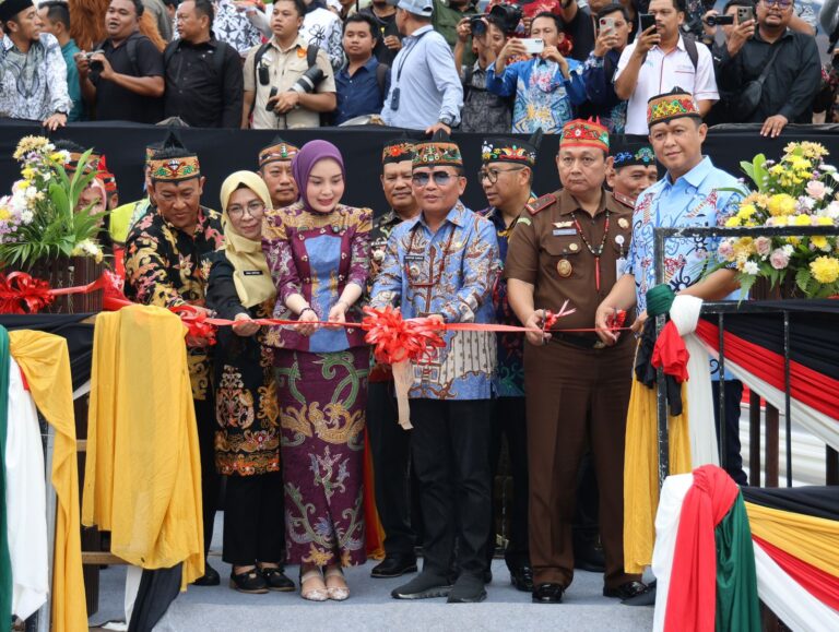 Kapolda Kalteng dan Gubernur Resmikan Kapal Wisata Susur Sungai