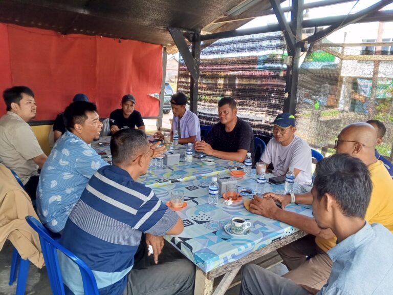 Camat Singkep Selatan Gelar Rapat membahas Penanaman Kelapa di dua desa.