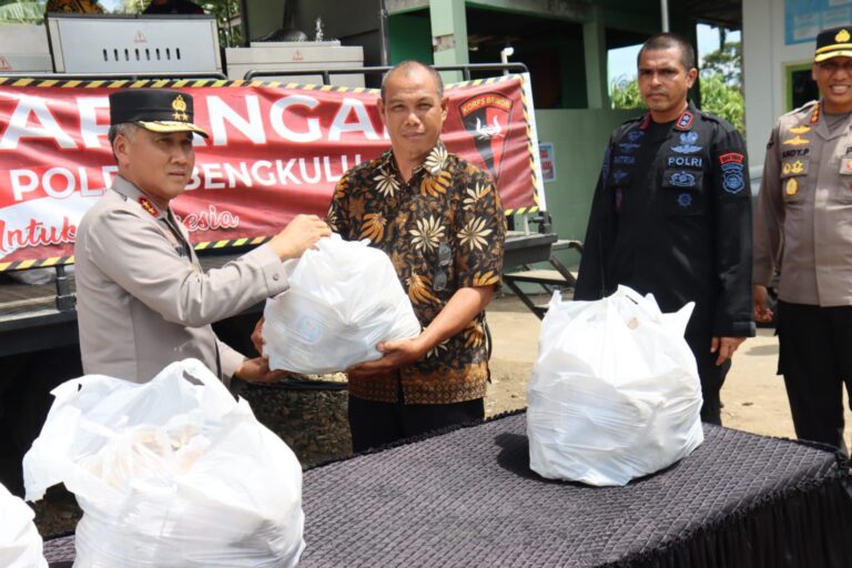 Kapolda Bengkulu  Bagikan Makanan Bagi Korban Terdampak Gempa 