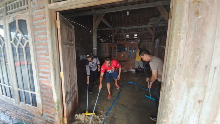 Polres Grobogan Bersihkan Lumpur di Rumah Warga Terdampak Banjir