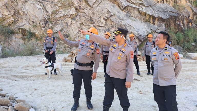 Polda Jabar Kerahkan Tim K9 Bantu Pencarian Korban Longsor di Gunung Kuda, Cirebon