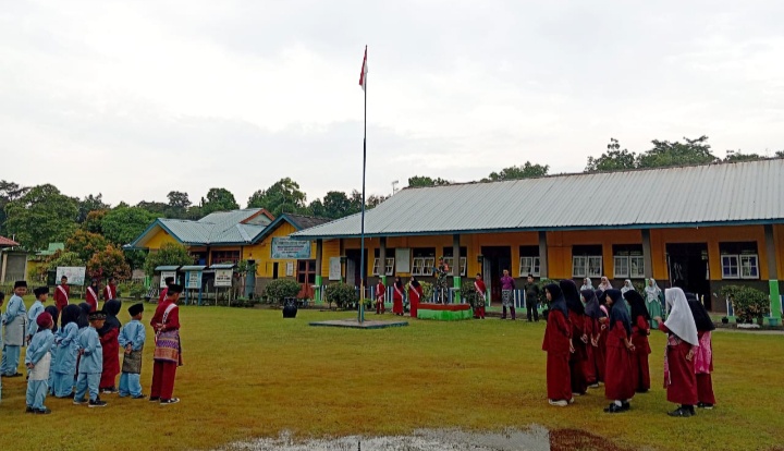 Serda Junaidi,Babinsa Dari Kesatuan TNI AD Koramil 04 Dabo Singkep, Ucapan Hari Pendidikan Nasional 2025 Penuh Makna dan Inspirasi