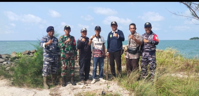 Camat Singkep Selatan bersama Instansi terkait dan masyarakat Gotong Royong serta Tanam Pohon di Pantai Napau