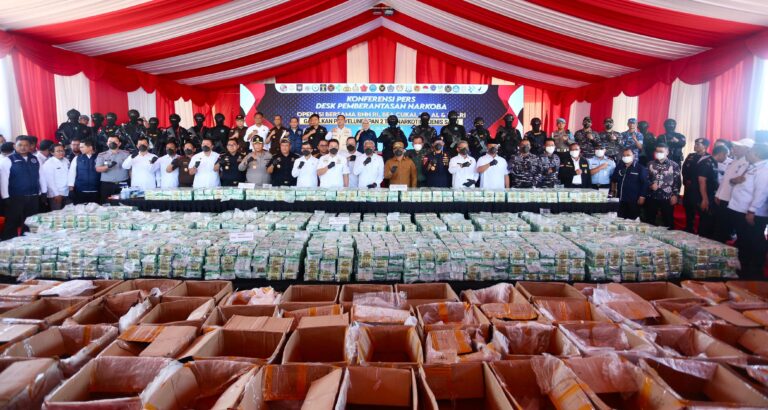 Kapolda Kepri hadiri konferensi Pers Operasi bersama penindakan Sabu 2 TON : Tegaskan komitmen perangi Narkoba Lewat sinergitas Antar Instansi.