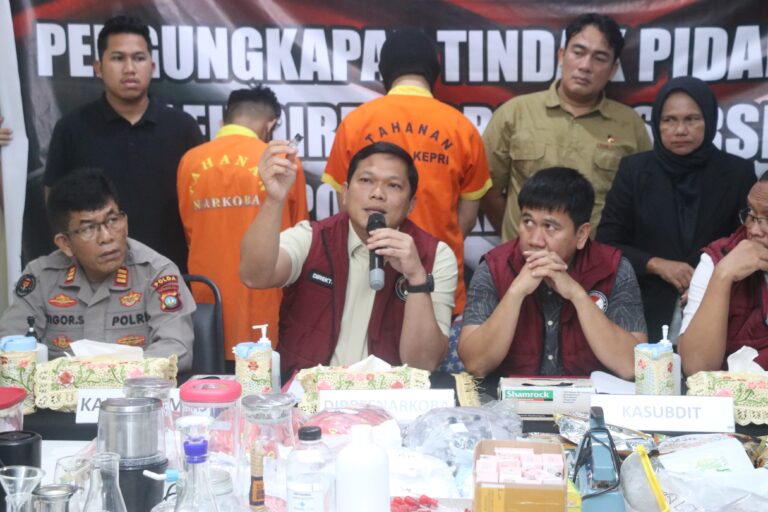 Ditresnarkoba Polda Kepri berhasil Amankan 2 Tersangka, bongkar Laboratorium mini Narkoba di Apartemen mewah