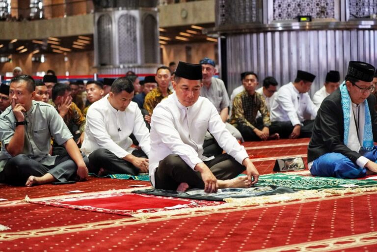 Panglima TNI Bersama Presiden RI Jalankan Salat Idul Adha di Masjid Istiqlal