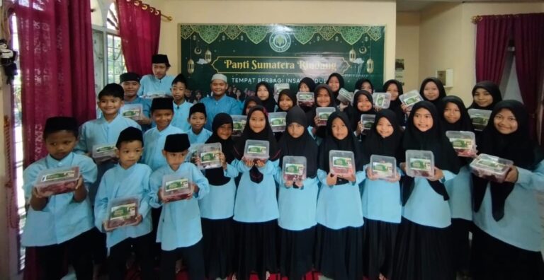 Yayasan Sumatera Rindang Sembelih 5 Sapi dan 12 Kambing, Salurkan 700 Paket Daging Kurban ke Anak Yatim dan Warga Sekitar