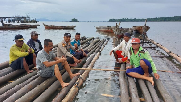 Kapol subsektor Bakong bersama masyarakat Bakong Giat gotong royong buat  gandeng pancang Kelong ikan teri.