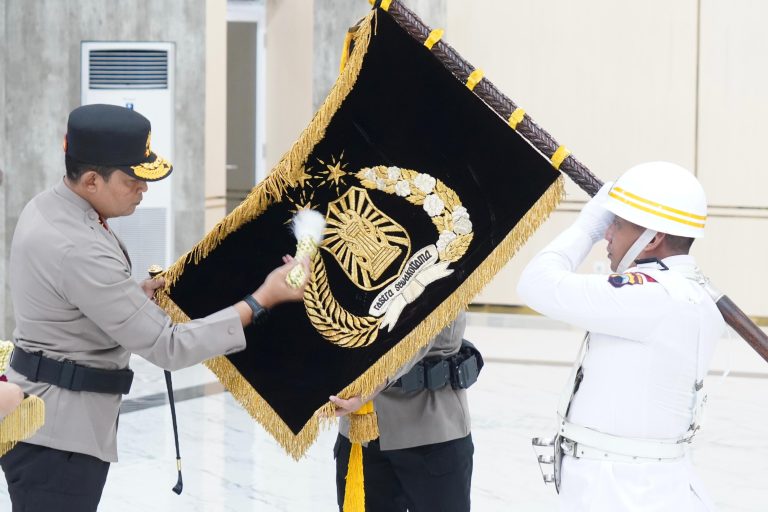 Polda Jateng Gelar Upacara Pencucian Pataka “Maneka Tunggal Dharma”, Maknai Semangat Pengabdian Jelang Hari Bhayangkara ke-79