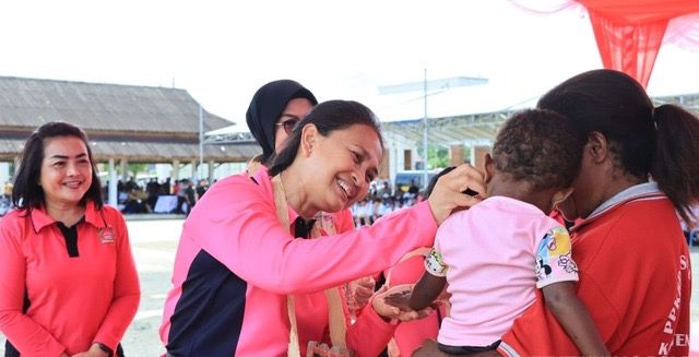 Ketua Umum Bhayangkari Salurkan Bantuan Sosial di Sorong, Papua Barat Daya