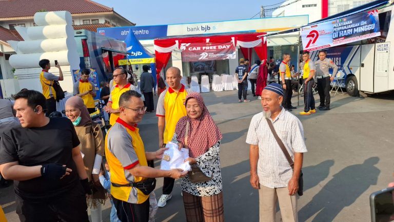 Dalam rangka kegiatan Hut Bhayangkara ke 79 kapolresta Serkot bersama Pejabat utama bagikan merchandise Kaos dan Tumbler