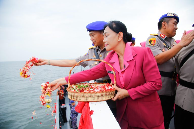 Wakapolri Pimpin Tabur Bunga di Teluk Jakarta Sambut Hari Bhayangkara ke-79