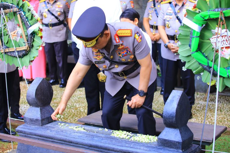 Kapolri Ziarah ke Makam Jenderal Hoegeng: Teladani Integritas dan Pengabdian