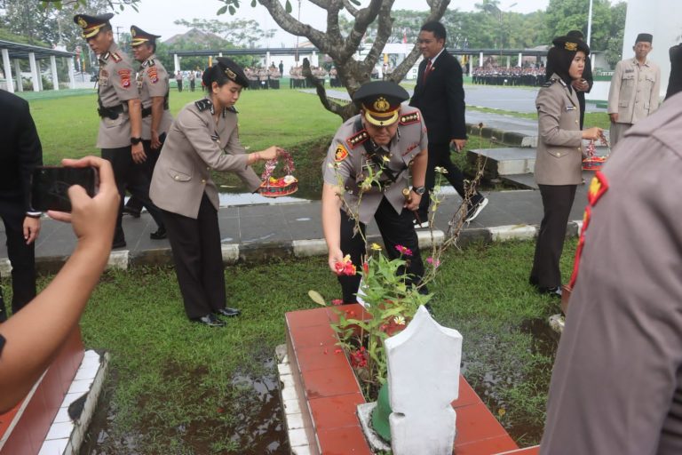 Kapolresta Serkot Bersama Pejabat Utama Polda Banten Ikuti Upacara Ziarah dan Tabur Bunga di Tmp Ciceri.