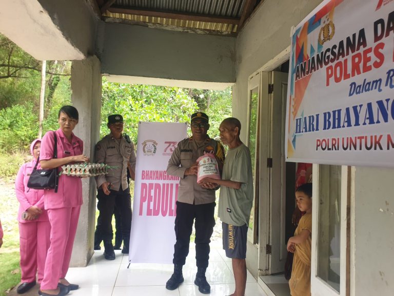 Kapolsek Riung Pimpin Anjangsana Ke Purnawirawan TNI – Polri, Dan Salurkan Bansos Ke Warga Kurang Mampu