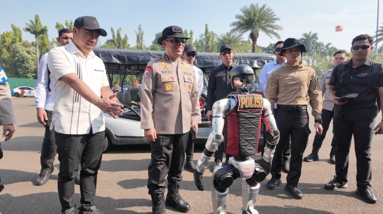 Robot Humanoid hingga Robot Dog Beratribut Polisi Ramaikan Monas dalam Persiapan Hari Bhayangkara ke-79