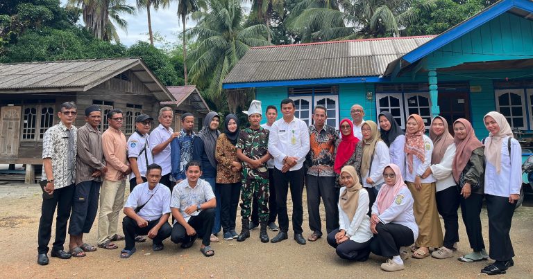 Acara Perpisahan Serda Junaidi Babinsa Resang Alih Tugas bersama Masyarakat binaannya Dengan suasana Haru,