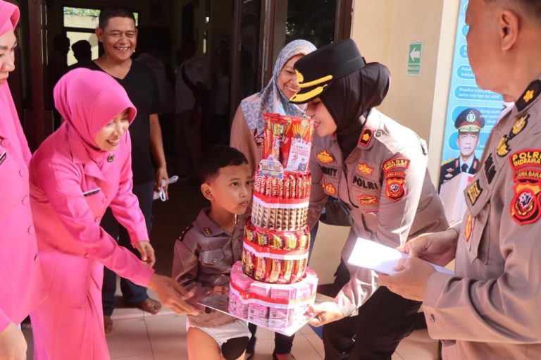 Sambut Hari Bhayangkara ke- 79, Polres Indramayu Hadirkan Senyum Lewat Khitanan Massal Gratis