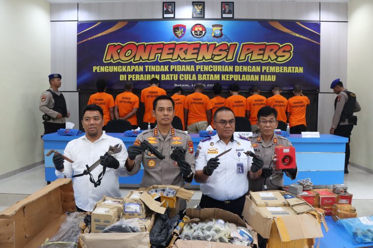 Ditpolairud Polda Kepri tangkap 10 Orang komplotan pencurian di atas kapal Asing di perairan karimun.