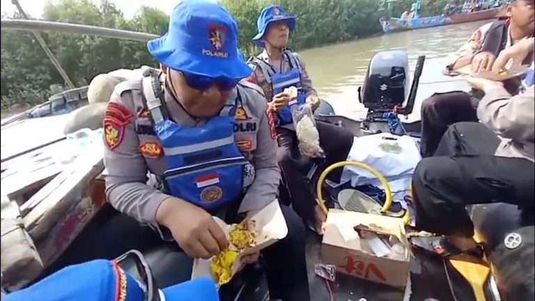 Momen Unik di Acara Sedekah Laut: Anggota Satpolairud Polres Pemalang Diajak Makan Bersama oleh Ibu-Ibu Nelayan