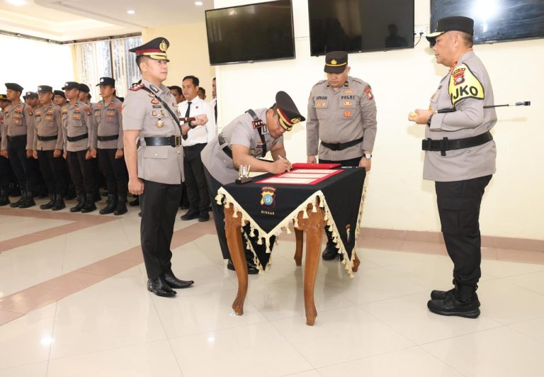 KAPOLDA KEPRI PIMPIN SERTIJAB IRWASDA, DANSAT BRIMOB DAN KAPOLRES KEPULAUAN ANAMBAS POLDA KEPRI