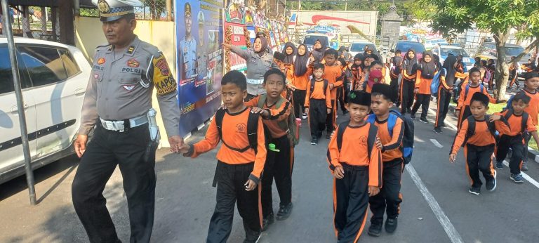 Satlantas Kendal Ajak Ratusan Siswa Belajar Tertib Lalu Lintas Lewat Program Polsanak