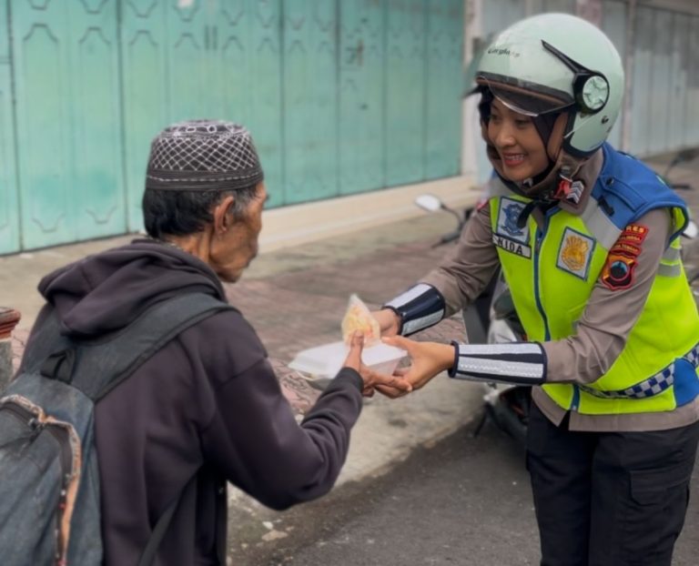 Polwan Satlantas Polres Purbalingga Bagikan Makanan ke Warga Membutuhkan