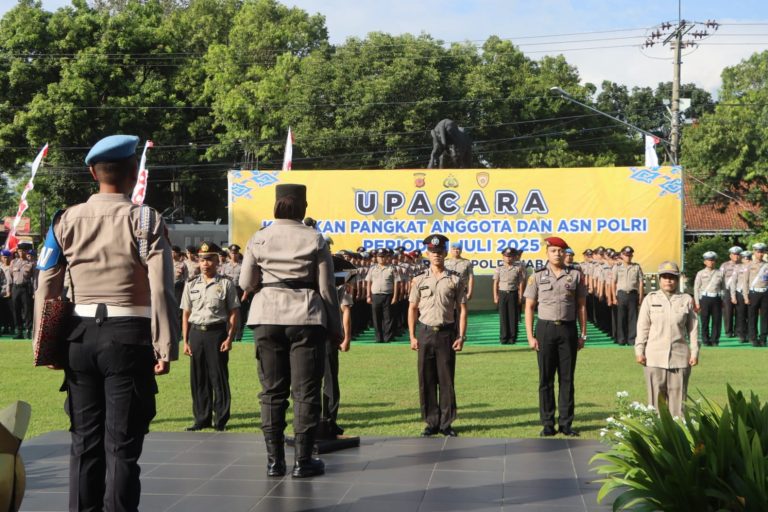 Kapolresta Cirebon Pimpin Upacara Korps Rapot Kenaikan Pangkat Periode Juli 2025