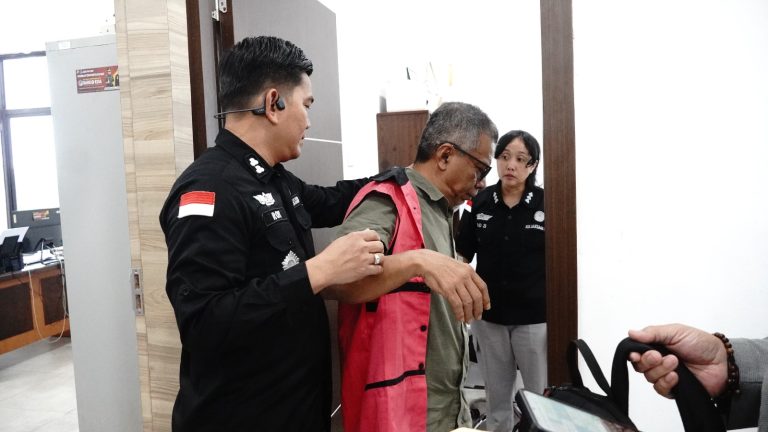 Kejati Kepri Tahan Dua Tersangka Baru Korupsi PNBP Jasa Pemanduan dan Penundaan Kapal. • Rugikan Negara Rp 4,5 Miliar,