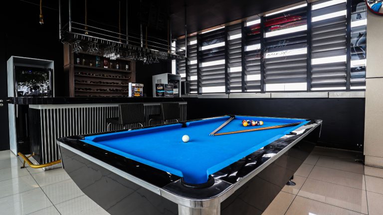 Pengalaman Staycation Makin Seru, Nikmati Permainan Biliar dari 7th Sky Lounge, Vasaka Hotel Jakarta