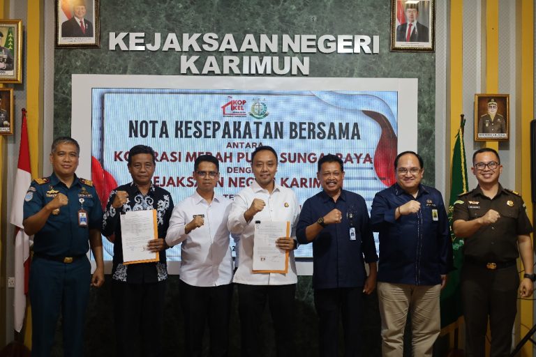 Penandatangan Nota kesepahaman Antara Kejaksaan Negeri Karimun dan Koperasi merah putih Sungai Raya.