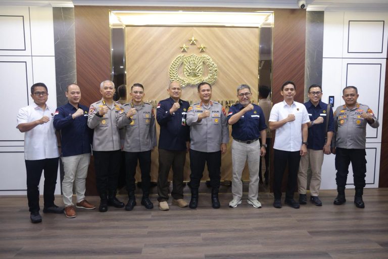 Polda kepri terima kunjungan Irjen. Pol. Ibnu Suhendra: Bahas penanganan kasus kebakaran PT ASL Batam.